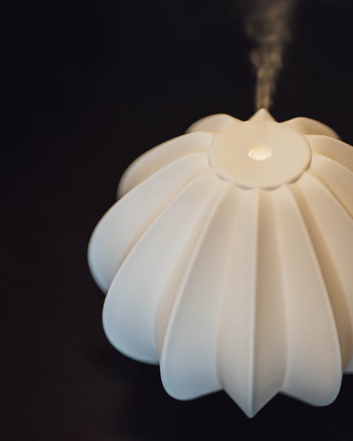 Nahaufnahme des Aromadiffusers, aus dem Duftnebel aufsteigt