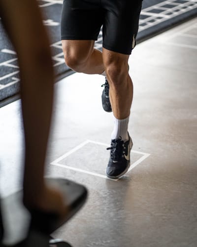 Sprinttraining auf dem markierten Boden im KINGS360-Performance-Center