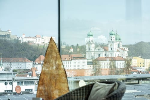 Blick aus dem Praxisfenster auf den Passauer Dom und die Veste Oberhaus