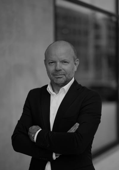 Schwarz-Weiß-Porträt eines Teammitglieds der DAA