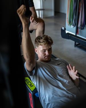 Tim Stützle trainiert an den Turnringen