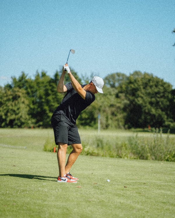 Tim Stützle beim Abschlag auf dem Golfplatz