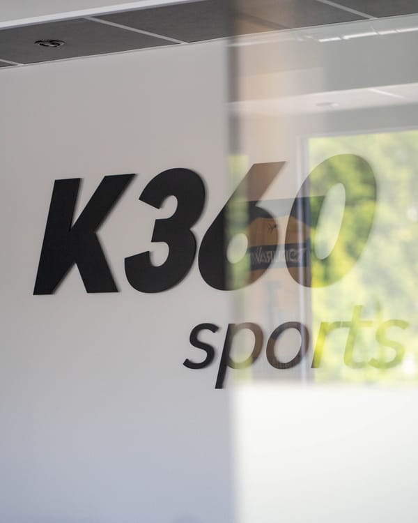 Schriftzug „K360 sports“ auf einer Glaswand im KINGS360-Center