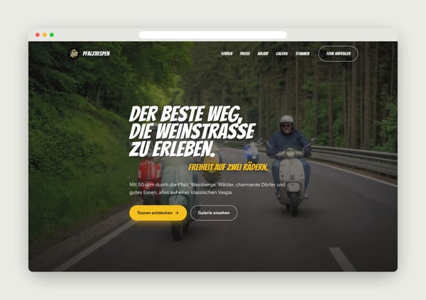 Startseite von Pfalzvespen mit Vespa-Fahrern auf einer Waldstraße im Browserfenster