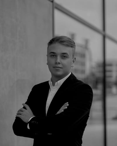 Schwarz-Weiß-Porträt eines Teammitglieds der DAA